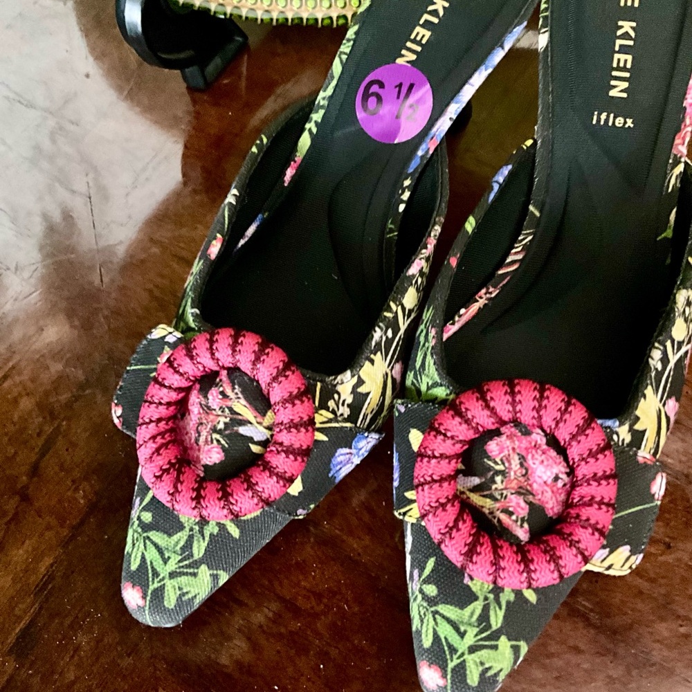 Anne Klein Floral Pointed-Toe Slingback Heels in Black with Pink Accent